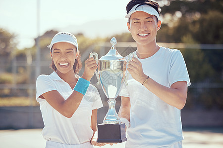 网球锦标赛获胜者的冠军 专业肖像和奖杯 带着快乐和满意的微笑 男女运动员体育比赛的成功 胜利和成就奖图片