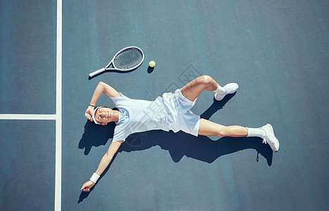 疲惫的网球运动员 运动倦怠和球场运动训练中的比赛疲劳 地面运动造成的肌肉损伤以及对错误的悲伤 沮丧和亚洲运动员对比赛失利感到不安图片