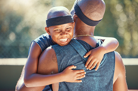 黑人父亲 孩子或在篮球场上拥抱体育比赛 获胜者比赛以及锻炼 训练和锻炼的成功 微笑的快乐 喜剧和哇孩子与男人在健身债券团队合作中图片