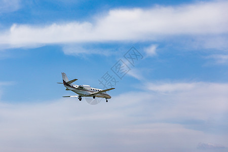 着陆飞机 带客机的风景在蓝天白云中飞翔 客机 商务旅行 商用飞机 客机飞行并准备降落速度空气喷射座舱旅客交通涡轮技术翅膀引擎图片