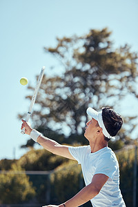 职业网球运动员男子 健身运动员和体育比赛 动作和户外球拍游戏 有竞争力 积极性和年轻焦点的人发球 击球和练习健康训练图片