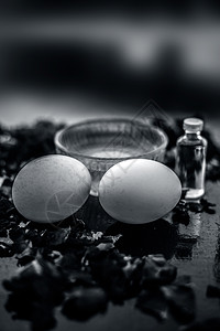 三包药草和成分 用于对抗木质表面的头皮屑 在玻璃碗中充分混合 其中包括蓖麻油 椰子油和鸡蛋 也用于治疗瘙痒和深层状况梳子脚轮生长图片