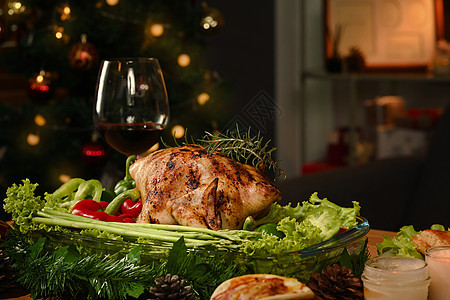 圣诞节节庆或感恩节餐桌全边的自制烤火鸡或鸡肉图片