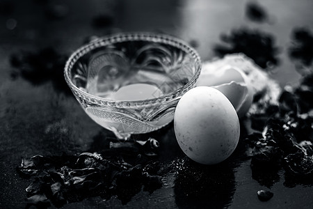 玻璃碗中木质表面的鸡蛋和贝桑或鹰嘴豆粉或克面粉 以及表面的生鸡蛋和面粉 用于治疗细纹和皱纹蛋黄化妆品老化外科嘴唇手术线条脸颊公克图片