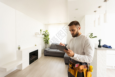 在一个智能家庭控制系统 App概念 在平板电脑显示在人手中互联网生态房间网络监视器屏幕力量房子灯光电话图片