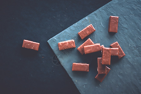 甜甜的苏威巧克力糖果 在石板板上 平板食谱甜点设计奢华巧克力低热量礼物饮食牛奶产品背景图片