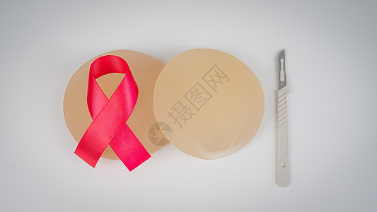 乳房硅酮植入器 粉色胶带和白色背景的一次性手术刀丝带癌症磁带硅酮医院服务凝胶植入物治疗医生图片