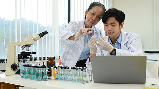 专业科学家团队在实验室进行实验 医学和科学研究概念微生物学化学家诊所技术管子学习医生药品工人药剂师图片