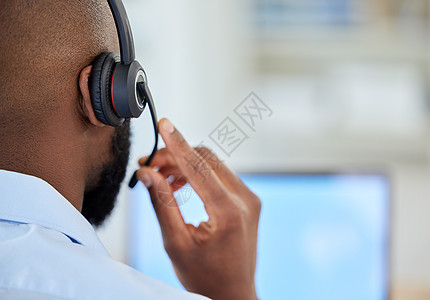 带耳机特写和在线计算机的电话营销 支持顾问或呼叫中心代理 咨询客户服务或 IT 技术的 crm 黑人谈话 建议或帮助联系我们图片