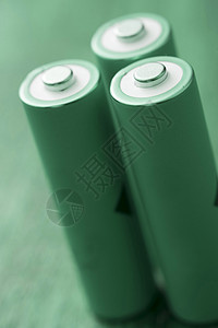 三个纯底绿色电池站立在平面上图片