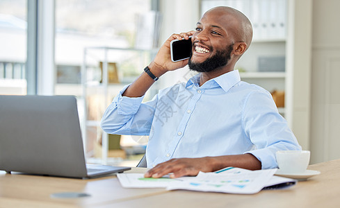 商务黑人在现代办公室打电话 愉快的沟通和交谈 微笑 远见和创意非洲设计师 企业家和工作人员演讲 讨论和移动图片