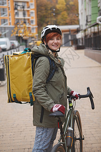 骑自行车的女送信员就业运输头盔员工车辆女士骑士工人职业旅行图片