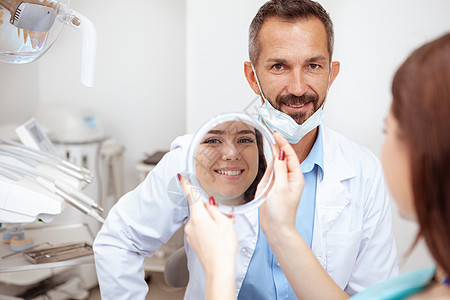 在其诊所工作的男性成熟牙科牙医办公室职业药品保险男人医生卫生商业病人治疗图片
