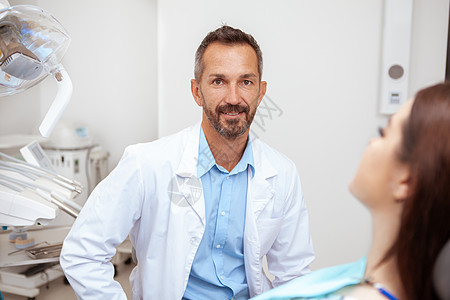 在其诊所工作的男性成熟牙科牙医考试职业保险医生治疗就业商业卫生牙疼服务图片