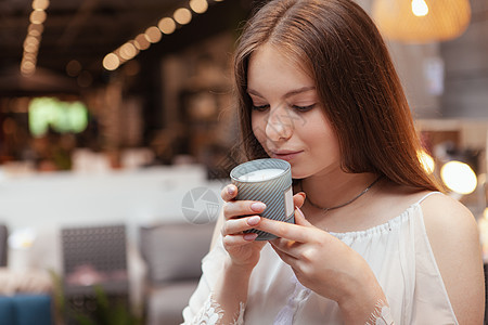 妇女在家庭商品商店买家货店风格质量材料卡片装修信用顾客装设香味部门图片