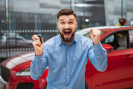 英俊的年轻人 在经销商买新车幸福消费者旅行驾驶钥匙商务运输车辆服务价格图片
