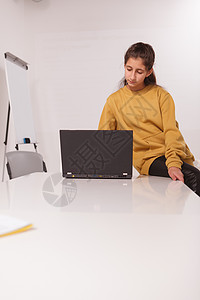 青少年女孩在电脑上学习成就技术意义知识学校童年项目女学生创新女儿图片