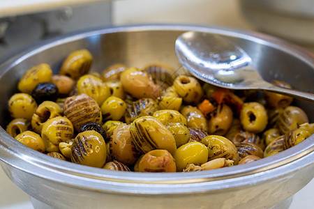 盘桌上碗中烤熟的绿橄榄加闭食物桌子健康饮食水果草本植物盘子小吃绿色饮食沙拉图片