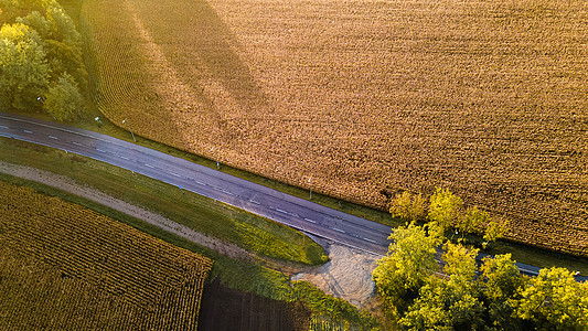 日落时途经田野的汽车公路 德国巴伐利亚的景观图片