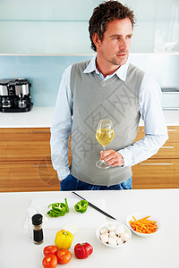 一位英俊成熟男子的肖像 他拿着一杯葡萄酒站在厨房里 (笑声) (掌声)图片