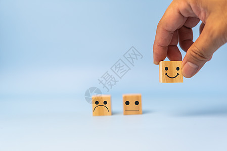 客户服务和满意度概念快乐的笑脸图标 业务反馈正面评价非常令人印象深刻的木立方体在桌子上名声审查符号质量产品木头立方体表情评分调查图片