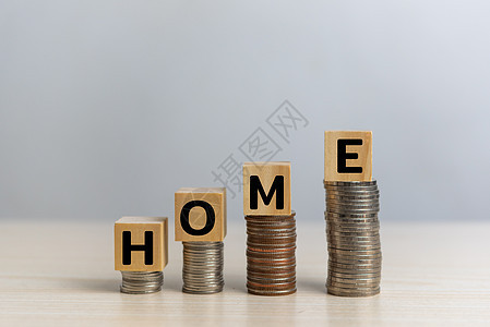 堆积硬币和木质立方体封条短信 家庭企业为房地产融资 储蓄房屋概念图片