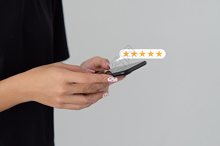 女性手使用移动智能手机 图标为五星客户服务公司对反馈审查满意度的反馈审查图片
