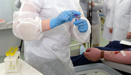 冠状病毒感染的血液捐献者幸存者 手 分析 测试管手臂药品静脉医生说谎男人采样注射捐赠者服务图片