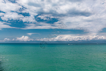 蓝天背景下的美丽云彩 天空响起 蓝天多云 自然云在海上 海面上有白云 蓝天和太阳旅游海岸热带海景环境天气海滩假期晴天海浪图片