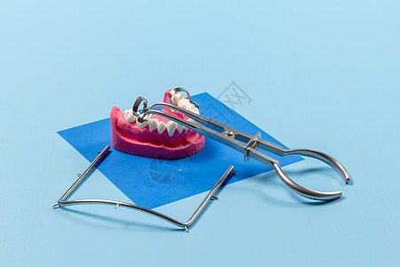 一套用于牙齿牙科护理的金属牙牙床工具框架药品医疗治疗橡皮乐器围堰诊所牙医钳子图片