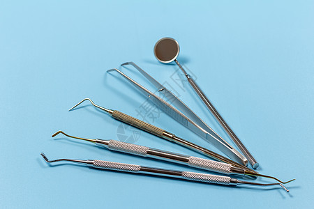 一套用于牙齿牙科护理的金属牙牙床工具治愈外科镊子塞子牙医镜子医生刮匙卫生乐器图片