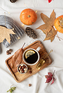 香茶加柠檬和坚果 放在木盘上 包着秋叶和毛衣 平整的躺下图片