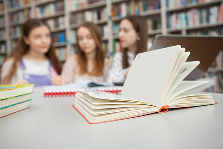 在图书馆一起学习的年少少女女孩女性团队创造力知识合作考试电脑图书智力朋友们图片