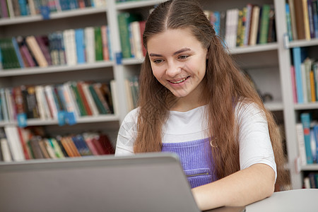 在图书馆学习的年轻少女女青年大学女孩思考书店学生项目智力学校笔记本技术图片