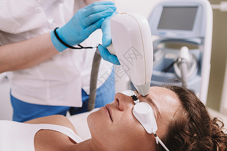 妇女通过美容师获得激光理发程序肤色化妆品美容保健瘢痕身体女士硬件眼镜护理图片