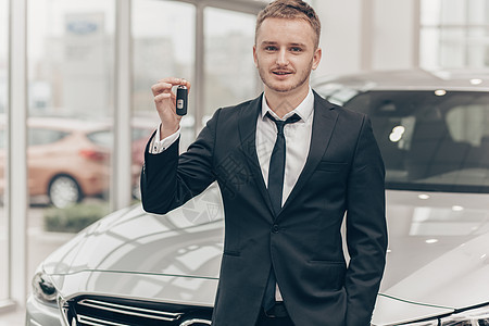 有吸引力的商务人士在经销商买新车 购买汽车服务旅行车辆幸福消费者运输陈列室钥匙驾驶保险图片