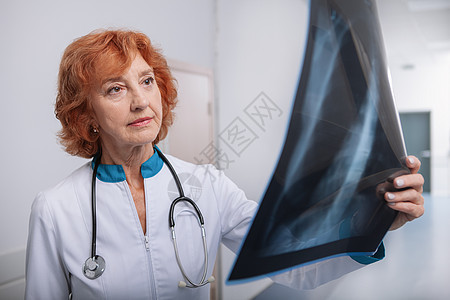 工作在医院的资深女性医生病人技术诊断检查诊所卫生职业谐振断层药品图片