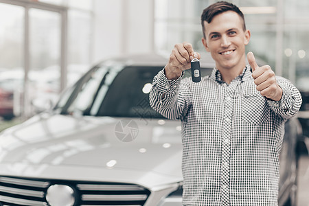 年轻人在经销商买新车旅行商业驾驶贷款技术司机保险信用钥匙奢华图片