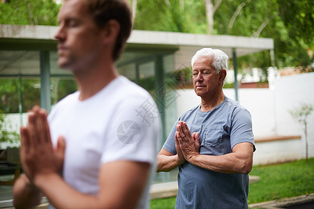 花点时间去理清思想 一个在室外瑜伽课上冥想的老人图片