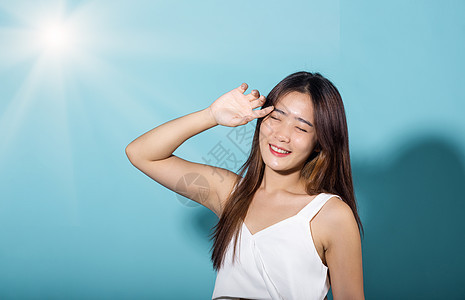 亚裔年轻女性用手戴面罩保护阳光和紫外光的微笑眼睛工作室化妆品晴天女士旅行女孩气候奶油身体图片