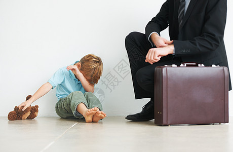 请不要哭 当我回家的时候我们可以玩 一个小男孩哭着要他爸爸去上班图片