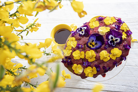 美味的蛋糕 装饰在白木桌上的黄色紫紫色花朵馅饼美食鞭打烘烤早餐花卉桌子食物婚礼庆典图片