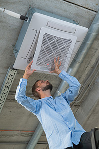 白胡子男正在修理办公室的空调机 他叫工作空气冷却器测量技术护发素工具工人天花板空调图片