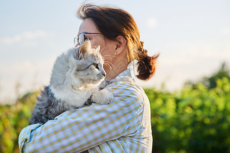 怀着猫的中年妇女户外肖像爪子农村成人喜悦小猫女孩灰猫雀斑动物女性图片