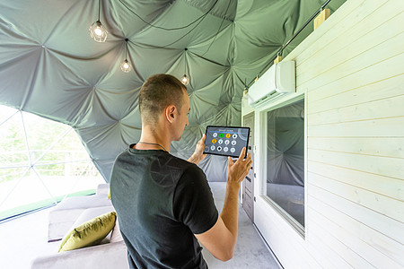 智能控制家用数码设备现代技术现代技术手机自动化公寓房子男人温度网络智力展示屏幕图片
