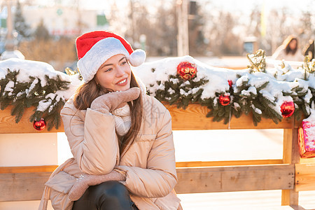 冬季肖像年轻成人美丽的女人在圣诞老人的帽子 圣诞节的心情 下雪 冬季美容时尚理念活动衣服假期快乐季节夹克幸福女性眼睛微笑图片