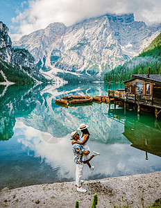 壮观的浪漫之地 高山湖上有典型的木船 Braies 湖 白云岩 南蒂罗尔 意大利 欧洲夫妻女性假期全景男人顶峰公园山脉岩石反射图片