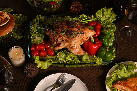 以上传统感恩节晚餐视图在木桌上 传统秋季食品概念图片