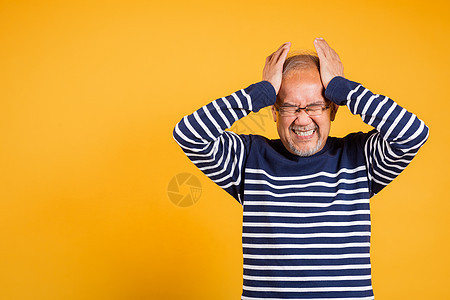 亚洲大男子手握头部和耳闭耳朵头痛的亚洲人成人疾病长老老年保健压力祖父眼镜卫生健忘症图片