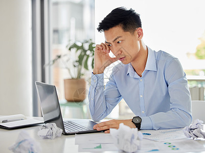 压力 焦虑和创业问题与在笔记本电脑上工作 沮丧和恼怒的商务人士有关 年轻的亚洲企业家对商业计划失败和提案错误感到愤怒和不满图片